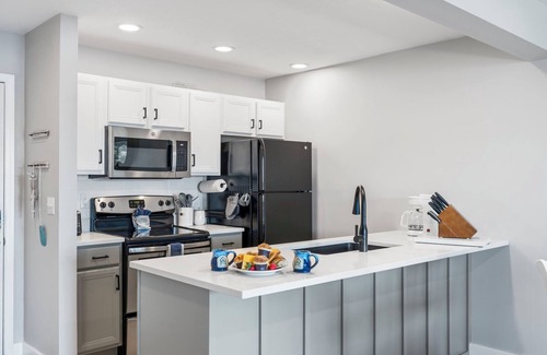 Kimberling City Condominio | Table Rock Shoreline Steps Away, Newly Renovated Condo, Community Pool!