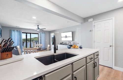 Kimberling City Condominio | Table Rock Shoreline Steps Away, Newly Renovated Condo, Community Pool!