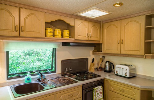 Priors Marston Casa | Tadpole Retreat x2 bedrooms, Kitchen, Bathroom & Lounge & Wifi