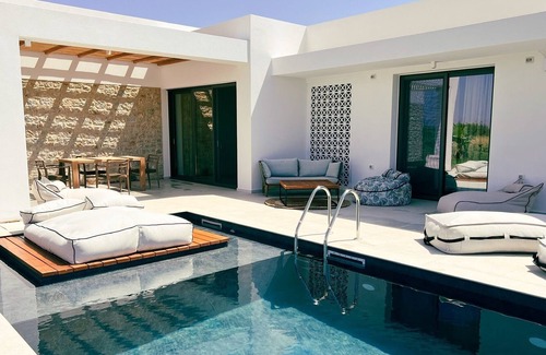 Tingaki Villa | Taf Boutique Villa 1 bedroom villa, beachfront with private heated pool