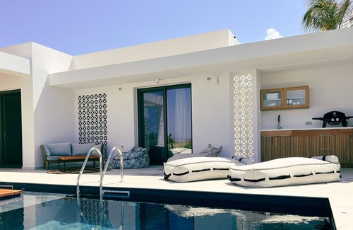 Tingaki Villa | Taf Boutique Villa 1 bedroom villa, beachfront with private heated pool