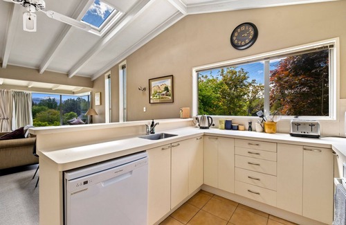 Wanaka Casa | Taha Wai - Wanaka Holiday Home