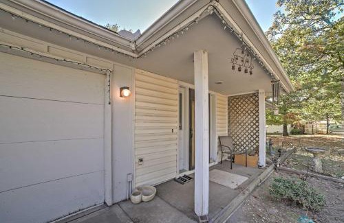 Scraper Casa | Tahlequah Duplex with Screened-in Porch and Fire Pit!