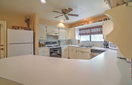 Scraper Casa | Tahlequah Duplex with Screened-in Porch and Fire Pit!