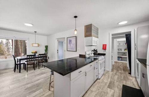 Tahoe City Apartamento | Tahoe Getaway across from Lake!