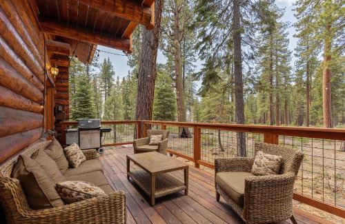 Kings Beach Casa | Tahoe Wanderer - 3 BR Luxury Log Cabin with Additional Loft, Private Hot Tub
