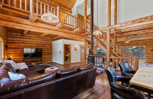 Kings Beach Casa | Tahoe Wanderer - 3 BR Luxury Log Cabin with Additional Loft, Private Hot Tub