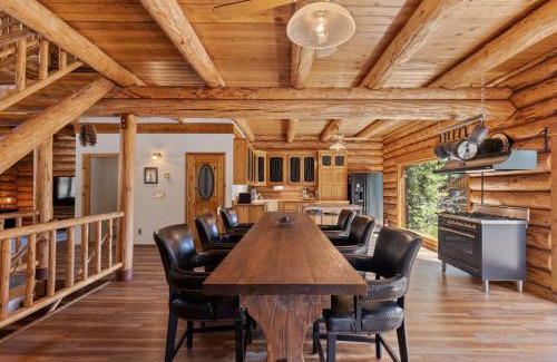 Kings Beach Casa | Tahoe Wanderer - 3 BR Luxury Log Cabin with Additional Loft, Private Hot Tub