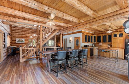 Kings Beach Casa | Tahoe Wanderer - 3 BR Luxury Log Cabin with Additional Loft, Private Hot Tub