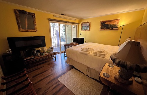 Carnelian Woods Cama Y Desayuno | TaHome: Cozy, Private 2BR Hotel-Style Suite Nestled in Nature next to Lake Tahoe