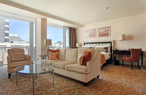 Cape Town City Centre Apartamento | Taj Hotel Cape Town - luxury 5 star suites - very spacious with kitchenette, Lions Head views