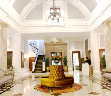 Cape Town City Centre Apartamento | Taj Hotel Cape Town - luxury 5 star suites - very spacious with kitchenette, Lions Head views