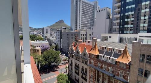 Cape Town City Centre Apartamento | Taj Hotel Cape Town - luxury 5 star suites - very spacious with kitchenette, Lions Head views
