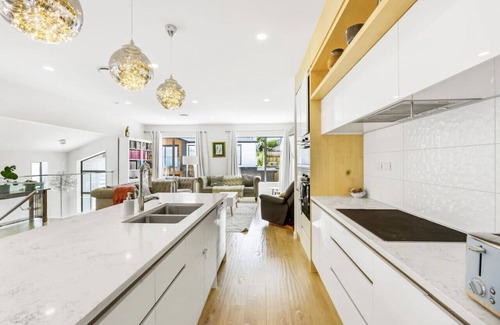 Hauraki Casa | Taka Retreat near Beach with Parking and Patio
