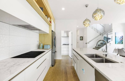 Hauraki Casa | Taka Retreat near Beach with Parking and Patio