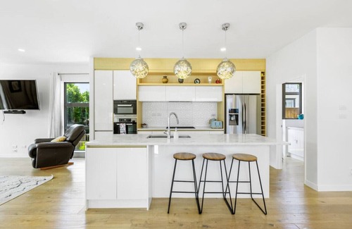 Hauraki Casa | Taka Retreat near Beach with Parking and Patio