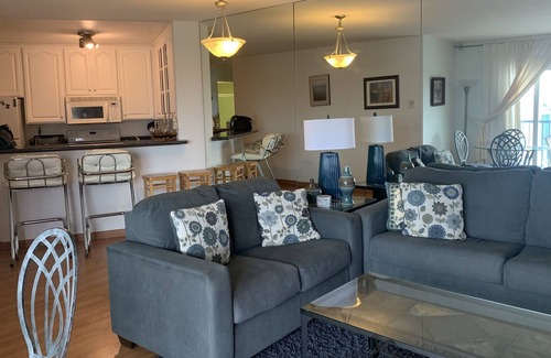 Hollywood Condominio | Take Advantage of Our Spring Special! Book Now thru June and get a 15% discount!