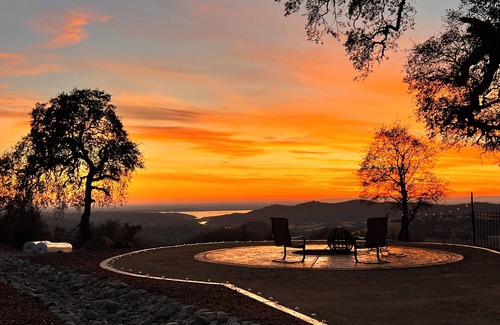 Pilot Hill Casa | Take it easy at this unique and tranquil luxury getaway nested in foothills!