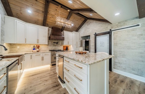 Denver Casa | Take it to the Bank! by AvantStay | New Pool + Hot Tub | Sleeps 16