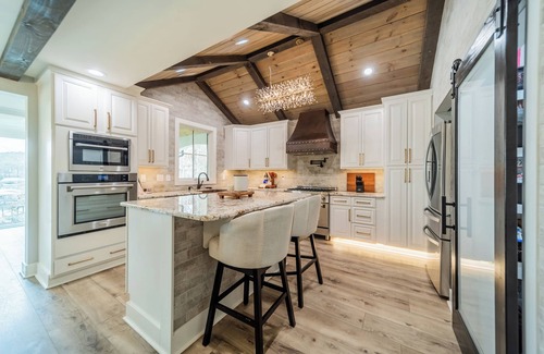 Denver Casa | Take it to the Bank! by AvantStay | New Pool + Hot Tub | Sleeps 16