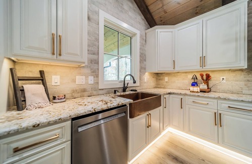 Denver Casa | Take it to the Bank! by AvantStay | New Pool + Hot Tub | Sleeps 16