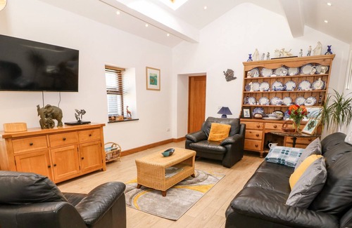 Bodorgan Cabaña | TALCAEN STABAL, family friendly, with hot tub in Malltraeth