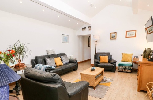 Bodorgan Cabaña | TALCAEN STABAL, family friendly, with hot tub in Malltraeth