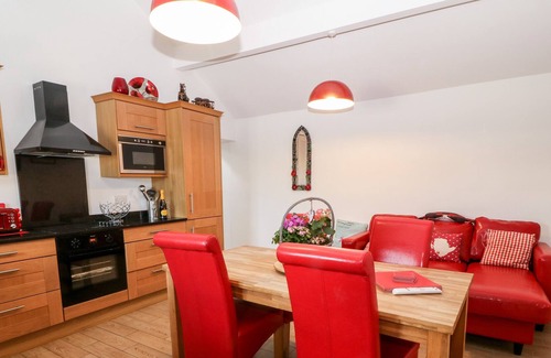 Bodorgan Cabaña | TALCAEN STABAL, family friendly, with hot tub in Malltraeth