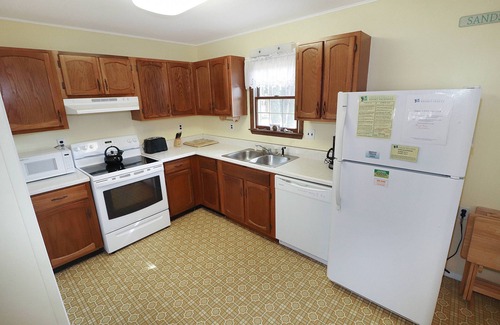 Chincoteague Casa | Tall Pines - Pet friendly; Screened porch!