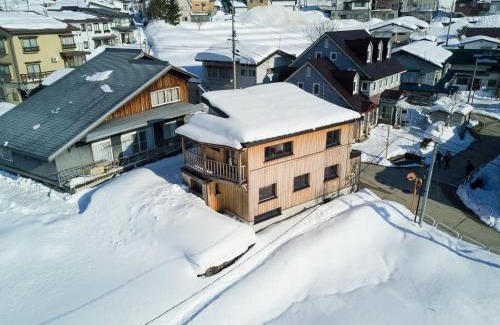 Nozawaonsen Chalet De Esquí | Tamanegi House luxury 4 bedroom Ski Chalet