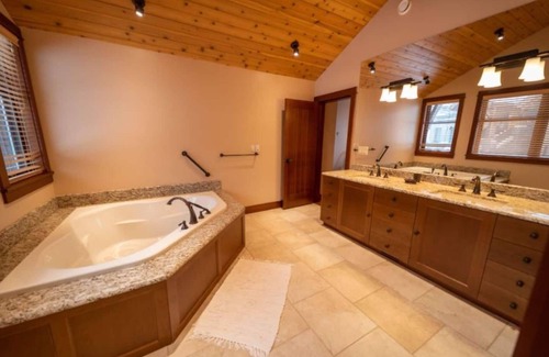 Revelstoke Cabina | Tamarack Lodge: Luxury Timber Frame Ski Lodge at Mountain Resort