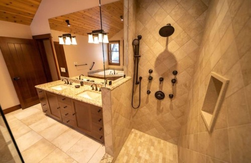 Revelstoke Cabina | Tamarack Lodge: Luxury Timber Frame Ski Lodge at Mountain Resort
