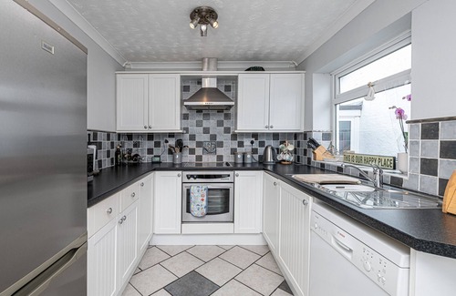 Rhosneigr Cabaña | Tan Y Wylan - a bungalow that sleeps 6 guests in 3 bedrooms