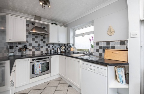 Rhosneigr Cabaña | Tan Y Wylan - a bungalow that sleeps 6 guests in 3 bedrooms