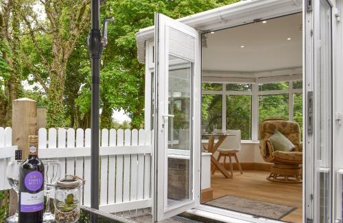 Dinas Casa | Tan Yr Ardd Bach