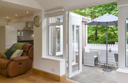 Dinas Casa | Tan Yr Ardd Bach