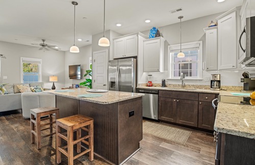 Bermuda Bay Casa | Tangerine Dream at Devonshire Place ,Beautiful expansive property close to the beach + great amenities