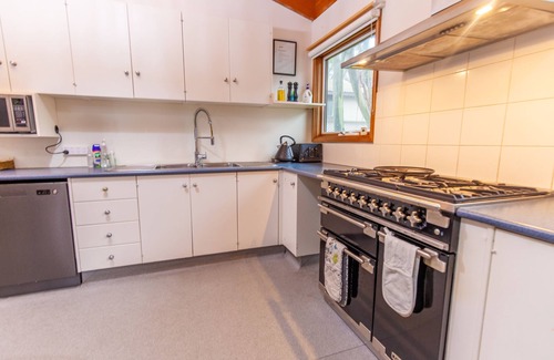 Baw Baw Village Cabina | Tanjil Creek Lodge - Bedroom 1 (modern, ensuited with kitchenette)
