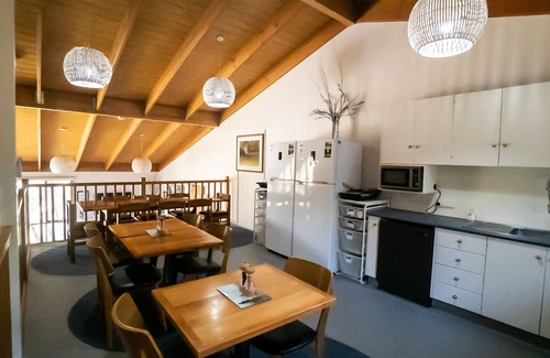 Baw Baw Village Cabina | Tanjil Creek Lodge - Bedroom 1 (modern, ensuited with kitchenette)