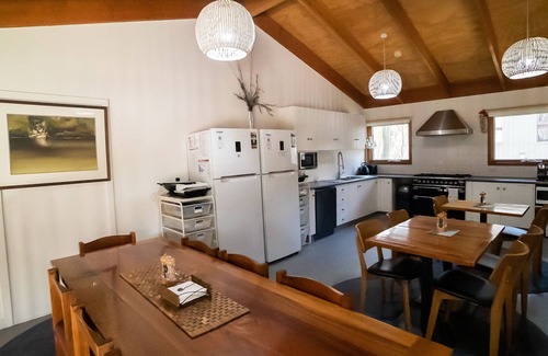 Baw Baw Village Cabina | Tanjil Creek Lodge - Bedroom 1 (modern, ensuited with kitchenette)
