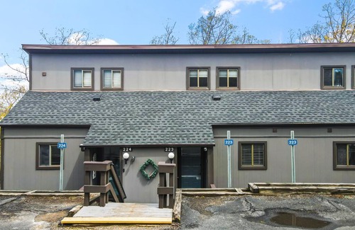 Village at Camelback Casa | Tannersville Tranquility