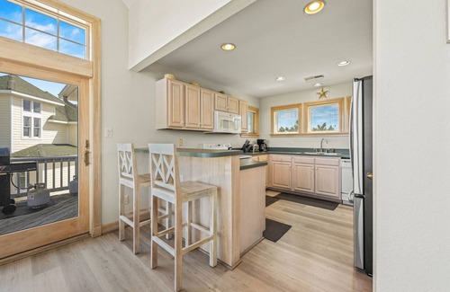 Buck Island Casa | Taproom's Landing: Hot Tub, Community Pool nearby, Close to Beach