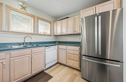 Buck Island Casa | Taproom's Landing: Hot Tub, Community Pool nearby, Close to Beach