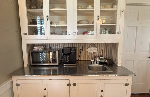 Brenham Cabaña | Tara Farms Cottage. Peaceful Retreat on 50 Acres. Soaking Tub + Trails