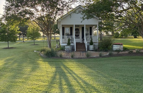 Brenham Cabaña | Tara Farms Cottage. Peaceful Retreat on 50 Acres. Soaking Tub + Trails