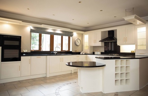 Omagh Casa | Tara Manor - Family gatherings, intimate weddings, golfing trips & hen parties