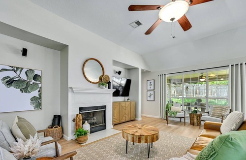 Wells Branch Casa | 'Tara Sue'- Pet-Friendly 3BR Home! Game Room | Desk Space | Smokeless Fire Pit!