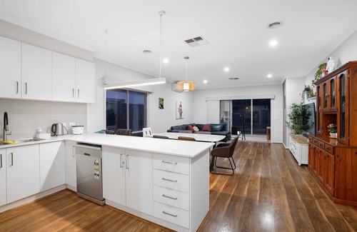 Tarneit Casa | Tarneit Grove Family Home with Home Theater