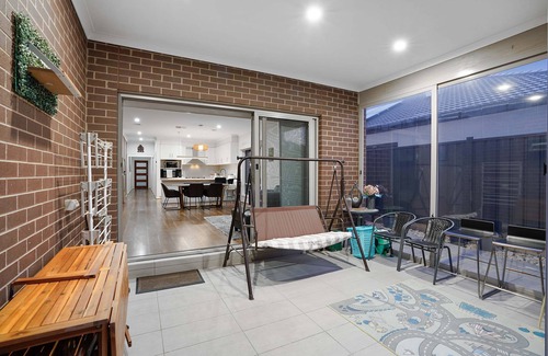 Tarneit Casa | Tarneit Grove Family Home with Home Theater