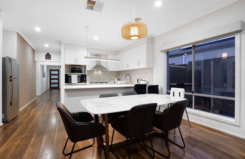 Tarneit Casa | Tarneit Grove Family Home with Home Theater